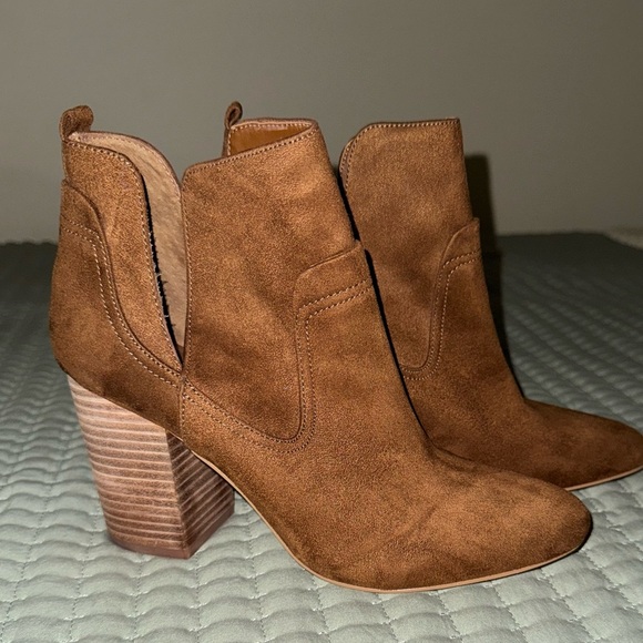 Steve Madden Alyse Bootie Suede upper w a pointy toe, chunky heel. Size 7.5 NWOT - Picture 3 of 10